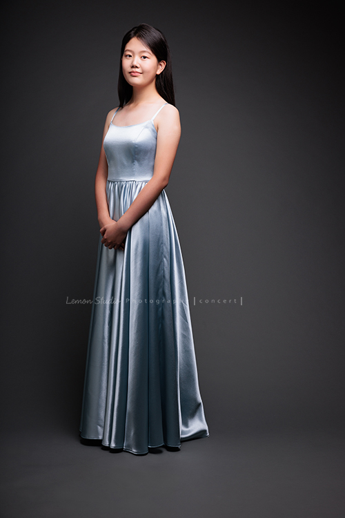 這是沛鈺從美國回台時，來拍的第二次的音樂會相片，很有美少女的氣質的沛鈺，只是在鏡頭前微微地笑，黎爸就能抓到屬於她的美麗，這張是沛鈺穿著一襲淺藍色的小禮服沈穩地看著鏡頭的全身的音樂會相片！