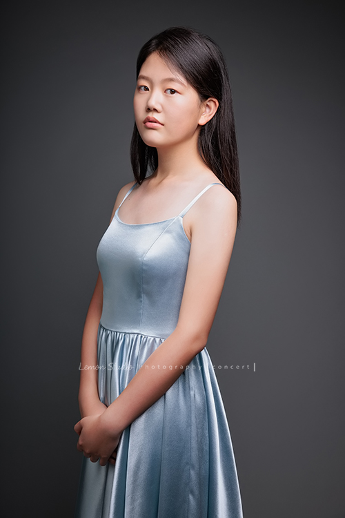 這是沛鈺從美國回台時，來拍的第二次的音樂會相片，很有美少女的氣質的沛鈺，只是在鏡頭前微微地笑，黎爸就能抓到屬於她的美麗，這張是沛鈺穿著一襲淺藍色的小禮服沈穩地看著鏡頭的半身的音樂會相片！