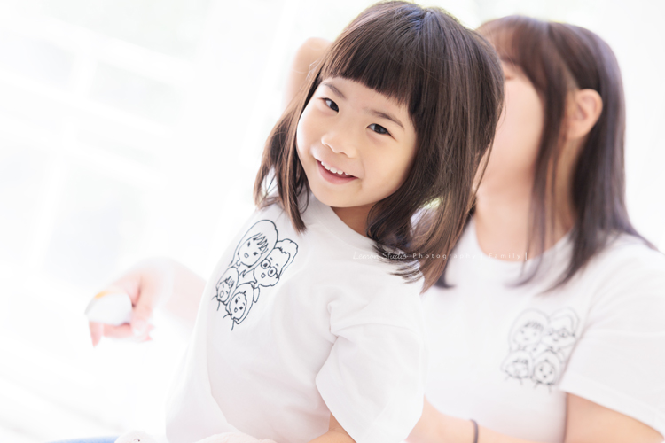 奕超爸拔帶著太太及四歲/兩歲的女兒們來拍照，兩人還特別準備了聖誕節應景的服裝道具，兩個女孩活潑又可愛，這張是姊姊俏皮可愛的獨照！