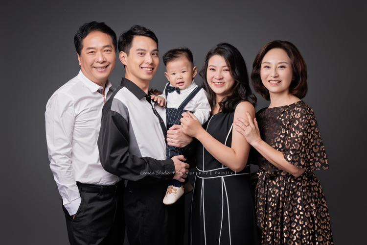 高宇媽麻一家第二次來拍家庭寫真，第一次來時是一家四口，這次來多了兩位媳婦，及兩個超可愛的孫子，這張是高宇媽麻及先生、和二兒子一家三口的全家福！