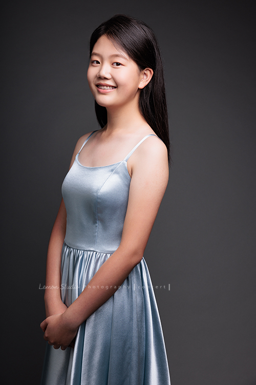 這是沛鈺從美國回台時，來拍的第二次的音樂會相片，很有美少女的氣質的沛鈺，只是在鏡頭前微微地笑，黎爸就能抓到屬於她的美麗，這張是沛鈺穿著一襲淺藍色的小禮服看著鏡頭微笑的半身的音樂會相片！