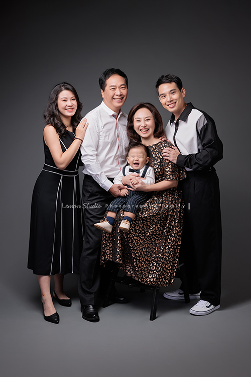 高宇媽麻一家第二次來拍家庭寫真，第一次來時是一家四口，這次來多了兩位媳婦，及兩個超可愛的孫子，這張是高宇媽麻及先生、和二兒子一家三口的全家福！小孫子笑得好燦爛好可愛啊！