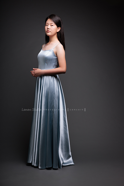 這是沛鈺從美國回台時，來拍的第二次的音樂會相片，很有美少女的氣質的沛鈺，只是在鏡頭前微微地笑，黎爸就能抓到屬於她的美麗，這張是沛鈺穿著一襲淺藍色的小禮服酷酷地看著鏡頭的全身的音樂會相片！