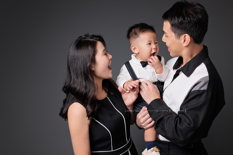 高宇媽麻一家第二次來拍家庭寫真，第一次來時是一家四口，這次來多了兩位媳婦，及兩個超可愛的孫子，這張是二兒子和太太與一歲的寶寶互動的可愛紀錄！