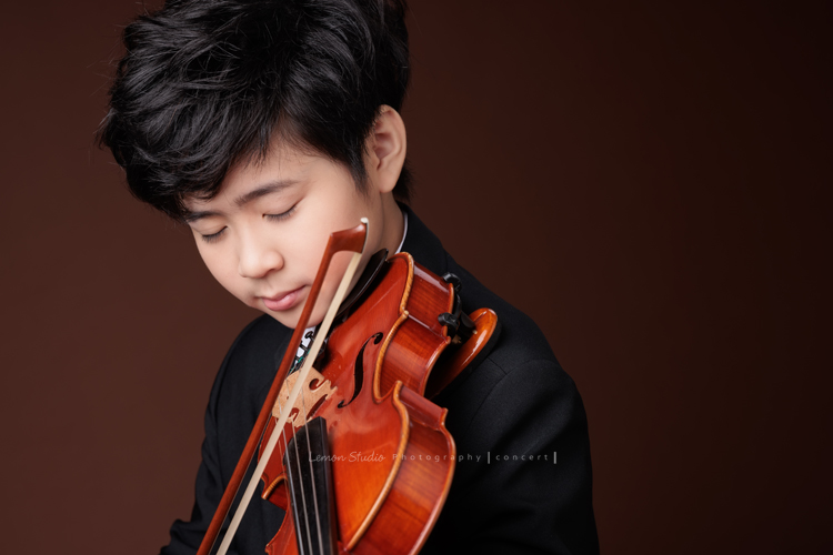 即將從國小音樂班畢業的晉瑋，提琴與鋼琴雙修，在音樂的薰陶下，從鏡頭裡看到他許多不同的情緒呈現，晉瑋的微笑已開始帶有青春期的帥氣，這張是晉瑋正在拉提琴的模樣，很有音樂藝術氣息的音樂班畢業照之一！