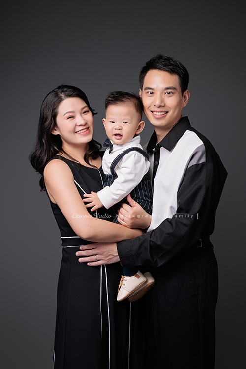 高宇媽麻一家第二次來拍家庭寫真，第一次來時是一家四口，這次來多了兩位媳婦，及兩個超可愛的孫子，這張是二兒子一家三口很美好的全家福寫真！