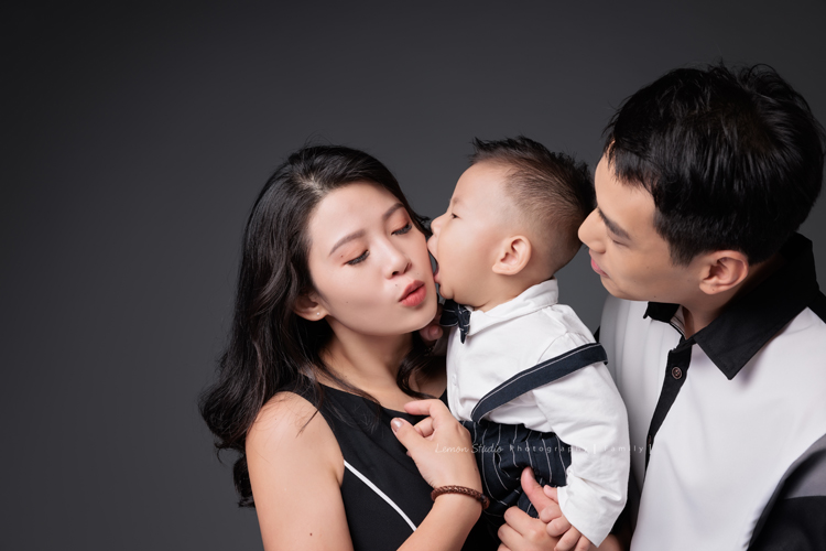 高宇媽麻一家第二次來拍家庭寫真，第一次來時是一家四口，這次來多了兩位媳婦，及兩個超可愛的孫子，這張是二兒子一家人，寶寶親親媽媽的超可愛美好的一瞬間！