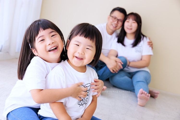 奕超爸拔帶著太太及四歲/兩歲的女兒們來拍照，兩人還特別準備了聖誕節應景的服裝道具，兩個女孩活潑又可愛，這張是兩個可愛的女兒坐在爸拔媽麻前面超可愛的兩人合照！