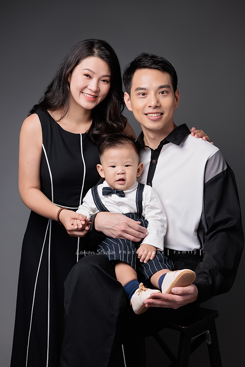 高宇媽麻一家第二次來拍家庭寫真，第一次來時是一家四口，這次來多了兩位媳婦，及兩個超可愛的孫子，這張是二兒子一家穿正式服裝的全家福寫真！