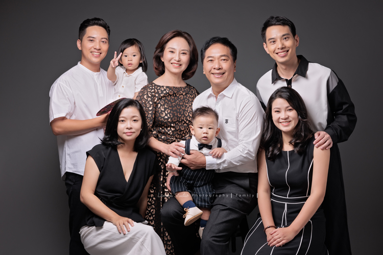 高宇媽麻一家第二次來拍家庭寫真，第一次來時是一家四口，這次來多了兩位媳婦，及兩個超可愛的孫子，這張是大家一起的全家福寫真！