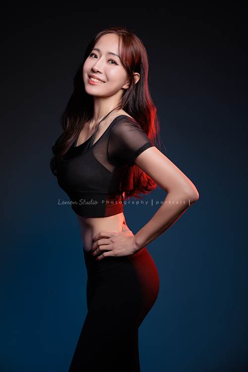 有三個孩子的孟菲，身材仍然保持地很好，這天除了拍正式的形象照，也拍了體態紀錄的形象照，這張是孟菲穿瑜伽服手叉腰美麗的體態紀錄形象照！