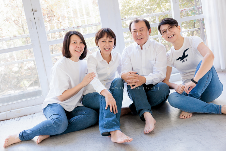 佳樺兄弟姊妹四人帶著爸爸媽媽及孩子們來拍照，這幾年許多人會帶著家裡的長輩來拍照，三代同一天在攝影棚，為了拍照聚在一起，美好的氛圍、開心的互動，這張是四個兄弟姊妹的合照！好喜歡這張，四人笑得好開心啊！