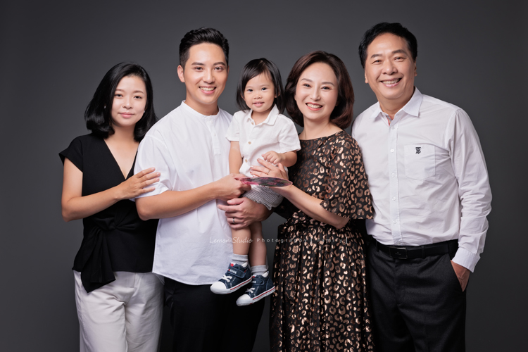 高宇媽麻一家第二次來拍家庭寫真，第一次來時是一家四口，這次來多了兩位媳婦，及兩個超可愛的孫子，這張是高宇媽麻及先生、和大兒子一家三口的全家福！