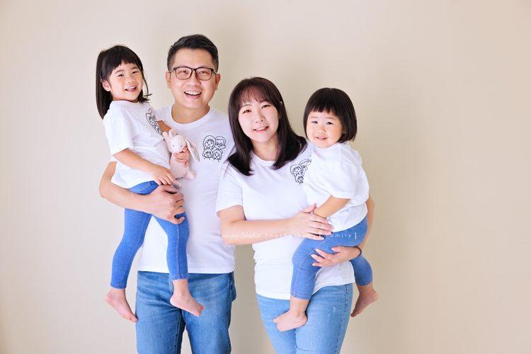 奕超爸拔帶著太太及四歲/兩歲的女兒們來拍照，兩人還特別準備了聖誕節應景的服裝道具，兩個女孩活潑又可愛，這張是一家四口可愛的全家福！