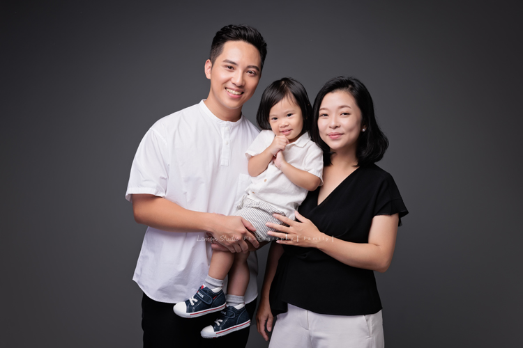 高宇媽麻一家第二次來拍家庭寫真，第一次來時是一家四口，這次來多了兩位媳婦，及兩個超可愛的孫子，這張是大兒子一家三口的全家福寫真！