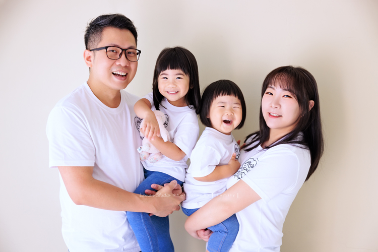 奕超爸拔帶著太太及四歲/兩歲的女兒們來拍照，兩人還特別準備了聖誕節應景的服裝道具，兩個女孩活潑又可愛，這張是一家四口超可愛的全家福寫真！