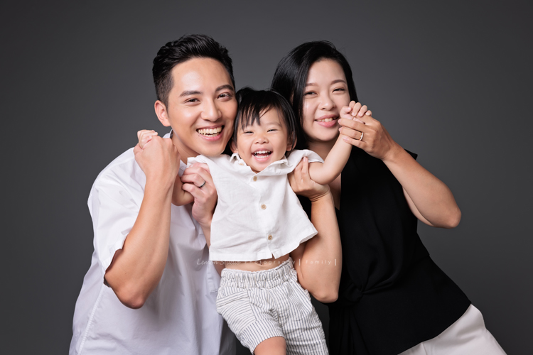 高宇媽麻一家第二次來拍家庭寫真，第一次來時是一家四口，這次來多了兩位媳婦，及兩個超可愛的孫子，這張是大兒子一家三口的可愛的全家福寫真！