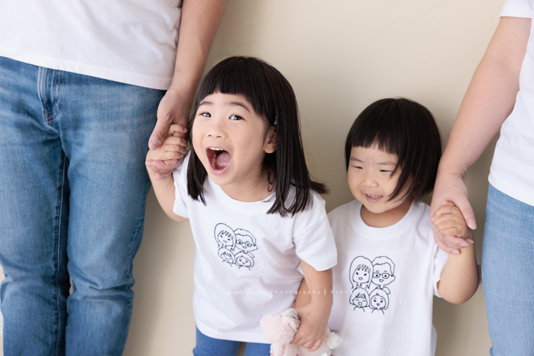 奕超爸拔帶著太太及四歲/兩歲的女兒們來拍照，兩人還特別準備了聖誕節應景的服裝道具，兩個女孩活潑又可愛，這張是姊姊和妹妹站在爸拔媽麻中間調皮可愛的模樣！