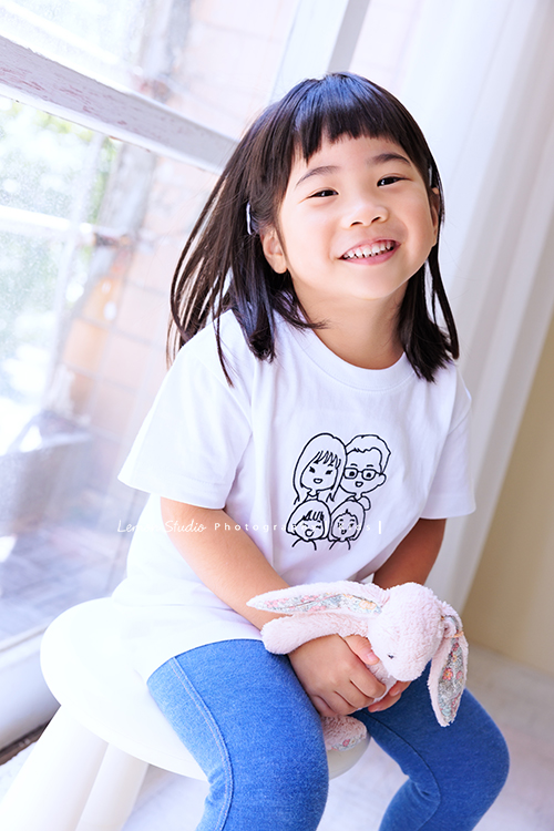 奕超爸拔帶著太太及四歲/兩歲的女兒們來拍照，兩人還特別準備了聖誕節應景的服裝道具，兩個女孩活潑又可愛，這張是姊姊笑得好燦爛又迷人的個人獨照！