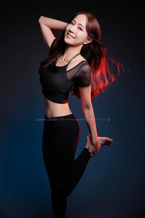 有三個孩子的孟菲，身材仍然保持地很好，這天除了拍正式的形象照，也拍了體態紀錄的形象照，這張是孟菲穿瑜伽服美麗的體態紀錄形象照！