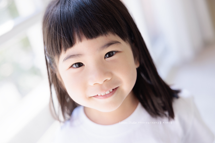 奕超爸拔帶著太太及四歲/兩歲的女兒們來拍照，兩人還特別準備了聖誕節應景的服裝道具，兩個女孩活潑又可愛，這張是姊姊看著鏡頭可愛的個人獨照！