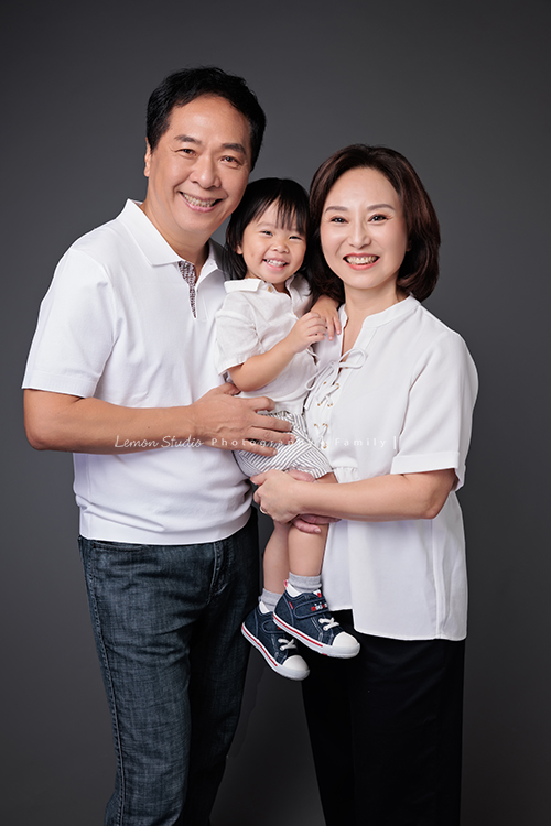 高宇媽麻一家第二次來拍家庭寫真，第一次來時是一家四口，這次來多了兩位媳婦，及兩個超可愛的孫子，這張是高宇媽麻和先生與小孫女可愛的合照！