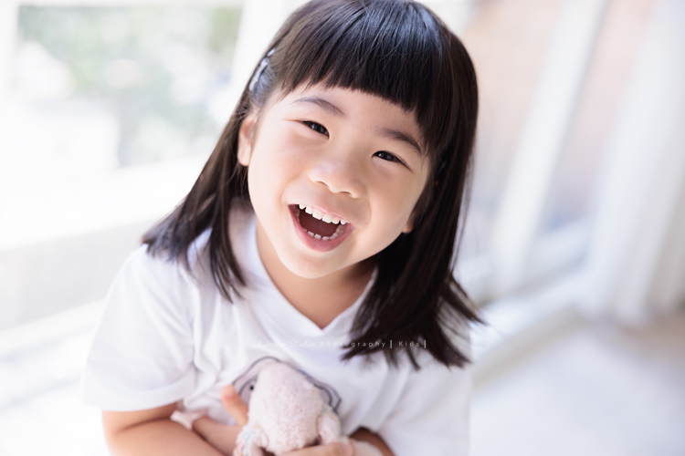 奕超爸拔帶著太太及四歲/兩歲的女兒們來拍照，兩人還特別準備了聖誕節應景的服裝道具，兩個女孩活潑又可愛，這張是姊姊笑得好燦爛的個人獨照！