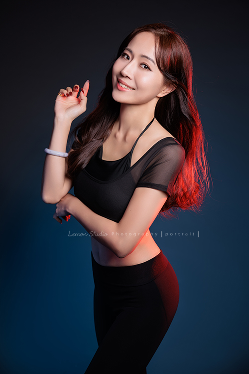 有三個孩子的孟菲，身材仍然保持地很好，這天除了拍正式的形象照，也拍了體態紀錄的形象照，這張是孟菲穿瑜伽服看著鏡頭笑得很美的美麗的體態紀錄形象照！