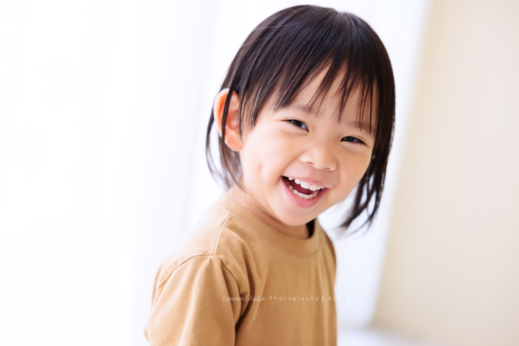 高宇媽麻一家第二次來拍家庭寫真，第一次來時是一家四口，這次來多了兩位媳婦，及兩個超可愛的孫子，這張是可愛的孫女的獨照！