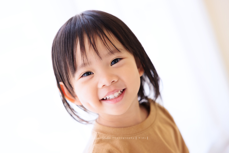 高宇媽麻一家第二次來拍家庭寫真，第一次來時是一家四口，這次來多了兩位媳婦，及兩個超可愛的孫子，這張是孫女看著鏡頭笑得很甜美的個人寶寶寫真！