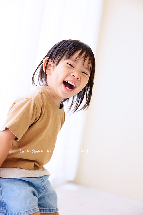 高宇媽麻一家第二次來拍家庭寫真，第一次來時是一家四口，這次來多了兩位媳婦，及兩個超可愛的孫子，這張是可愛的孫女的獨照，她笑得好開心啊！