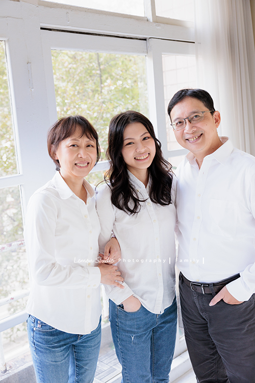 佳樺兄弟姊妹四人帶著爸爸媽媽及孩子們來拍照，這幾年許多人會帶著家裡的長輩來拍照，三代同一天在攝影棚，為了拍照聚在一起，美好的氛圍、開心的互動，這張是女兒和先生及孩子的全家福合照！