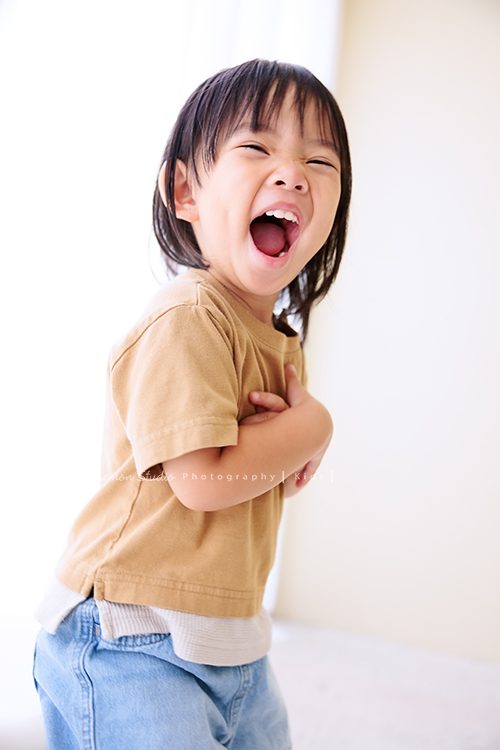 高宇媽麻一家第二次來拍家庭寫真，第一次來時是一家四口，這次來多了兩位媳婦，及兩個超可愛的孫子，這張是孫女笑得超開心的個人寶寶寫真！