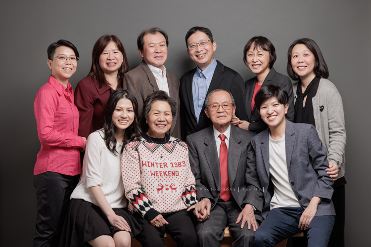 佳樺兄弟姊妹四人帶著爸爸媽媽及孩子們來拍照，這幾年許多人會帶著家裡的長輩來拍照，三代同一天在攝影棚，為了拍照聚在一起，美好的氛圍、開心的互動，這張是長輩和孩子及孫孩們三代一起穿著正式服裝的全家福合照！
