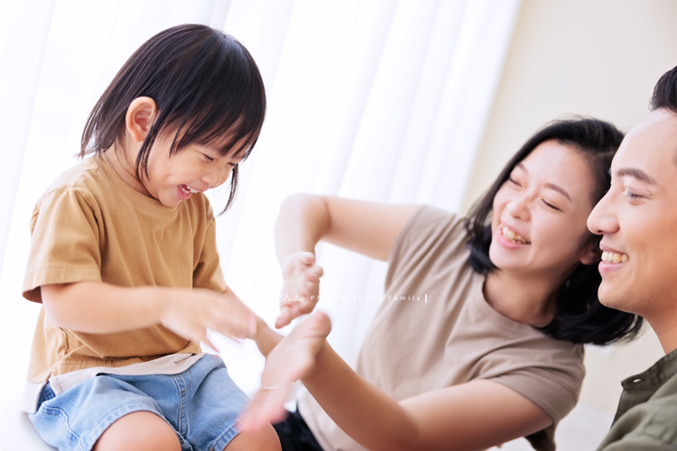 高宇媽麻一家第二次來拍家庭寫真，第一次來時是一家四口，這次來多了兩位媳婦，及兩個超可愛的孫子，這張是孫女跟爸拔媽麻在玩的超可愛紀錄！