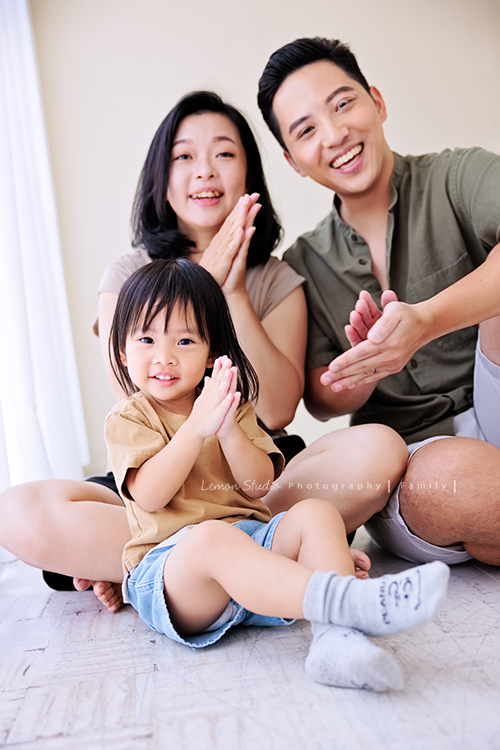 高宇媽麻一家第二次來拍家庭寫真，第一次來時是一家四口，這次來多了兩位媳婦，及兩個超可愛的孫子，這張是大兒子一家三口的互動可愛紀錄！
