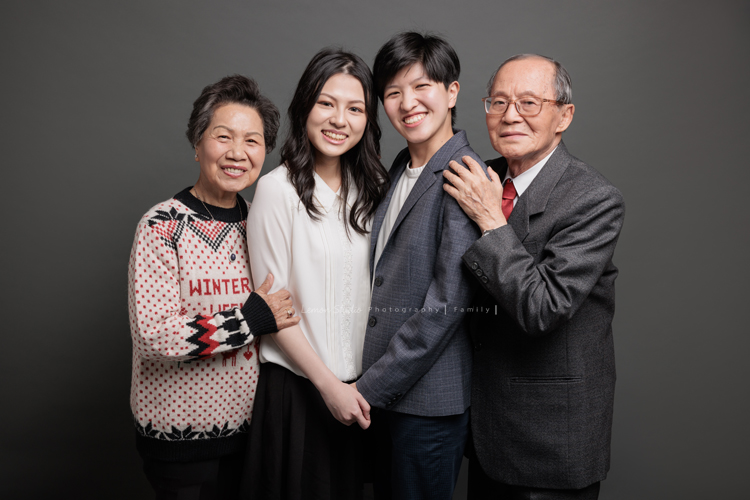 佳樺兄弟姊妹四人帶著爸爸媽媽及孩子們來拍照，這幾年許多人會帶著家裡的長輩來拍照，三代同一天在攝影棚，為了拍照聚在一起，美好的氛圍、開心的互動，這張是爺爺奶奶和兩位孫女的合照！