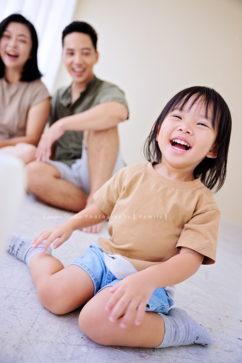 高宇媽麻一家第二次來拍家庭寫真，第一次來時是一家四口，這次來多了兩位媳婦，及兩個超可愛的孫子，這張是孫女超可愛的笑得很燦爛的相片！