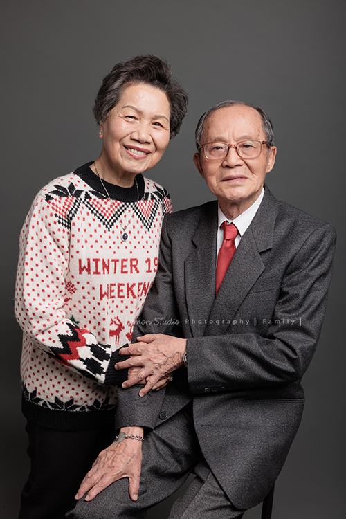 佳樺兄弟姊妹四人帶著爸爸媽媽及孩子們來拍照，這幾年許多人會帶著家裡的長輩來拍照，三代同一天在攝影棚，為了拍照聚在一起，美好的氛圍、開心的互動，這張是爺爺奶奶兩人的合照！