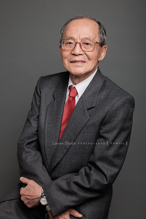 佳樺兄弟姊妹四人帶著爸爸媽媽及孩子們來拍照，這幾年許多人會帶著家裡的長輩來拍照，三代同一天在攝影棚，為了拍照聚在一起，美好的氛圍、開心的互動，這張是爺爺的個人獨照！