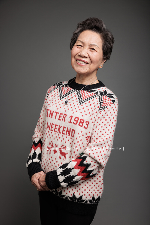 佳樺兄弟姊妹四人帶著爸爸媽媽及孩子們來拍照，這幾年許多人會帶著家裡的長輩來拍照，三代同一天在攝影棚，為了拍照聚在一起，美好的氛圍、開心的互動，這張是奶奶的個人獨照！