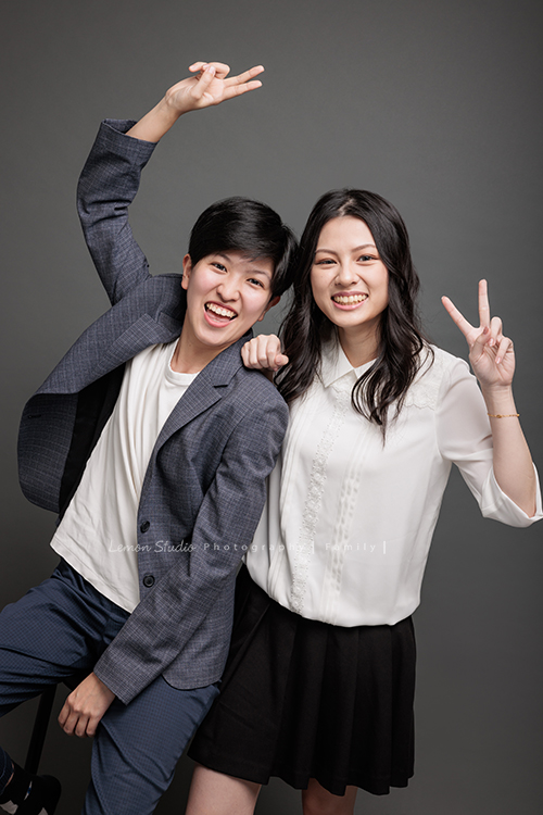 佳樺兄弟姊妹四人帶著爸爸媽媽及孩子們來拍照，這幾年許多人會帶著家裡的長輩來拍照，三代同一天在攝影棚，為了拍照聚在一起，美好的氛圍、開心的互動，這張是兩位可愛的孫女的合照！兩人感情很好啊！
