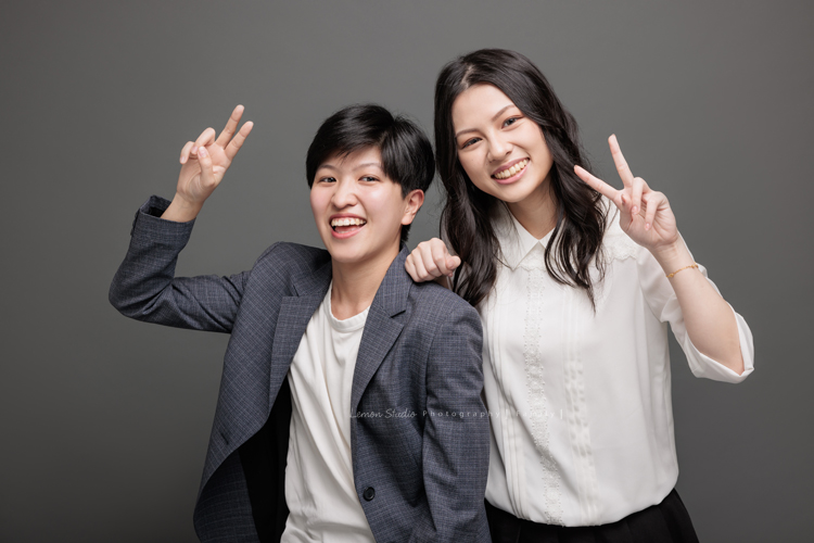 佳樺兄弟姊妹四人帶著爸爸媽媽及孩子們來拍照，這幾年許多人會帶著家裡的長輩來拍照，三代同一天在攝影棚，為了拍照聚在一起，美好的氛圍、開心的互動，這張是兩位可愛的孫女的合照！