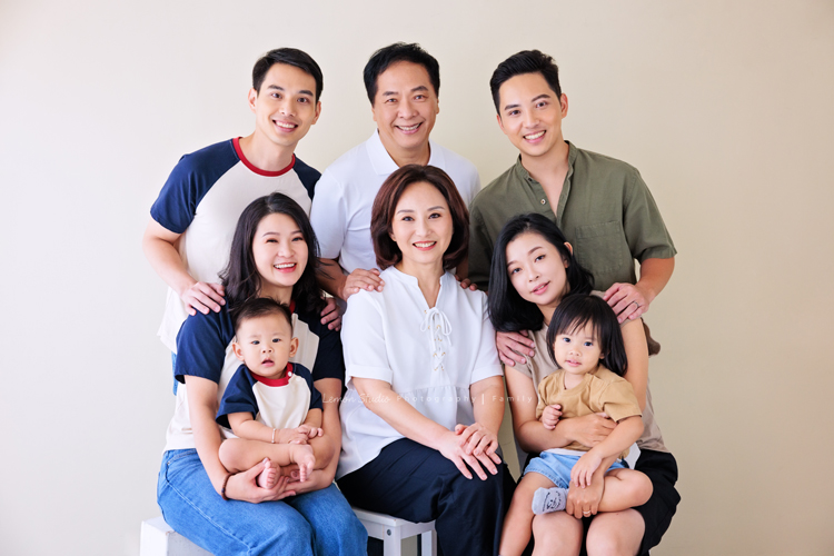 高宇媽麻一家第二次來拍家庭寫真，第一次來時是一家四口，這次來多了兩位媳婦，及兩個超可愛的孫子，這張是大家穿著休閒服的全家福合照！