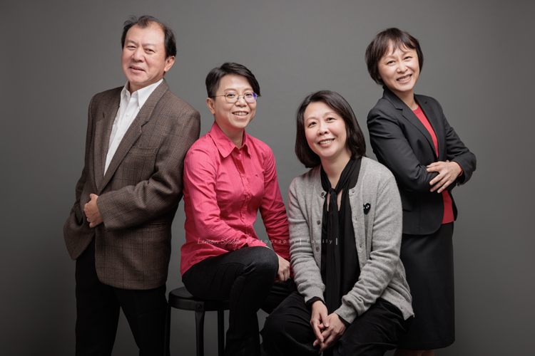 佳樺兄弟姊妹四人帶著爸爸媽媽及孩子們來拍照，這幾年許多人會帶著家裡的長輩來拍照，三代同一天在攝影棚，為了拍照聚在一起，美好的氛圍、開心的互動，這張是四位兄弟姊妹穿著正式服裝的合照！