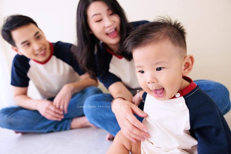 高宇媽麻一家第二次來拍家庭寫真，第一次來時是一家四口，這次來多了兩位媳婦，及兩個超可愛的孫子，這張是二兒子和太太、和一歲的寶寶親親的互動可愛紀錄！
