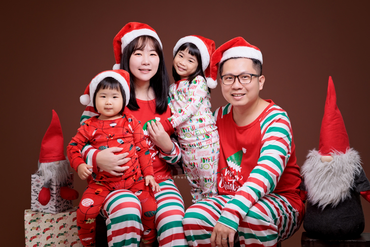 奕超爸拔帶著太太及四歲/兩歲的女兒們來拍照，兩人還特別準備了聖誕節應景的服裝道具，兩個女孩活潑又可愛，這張是四人穿上爸拔媽麻準備的聖誕節服裝一家四口的可愛聖誕全家福寫真！