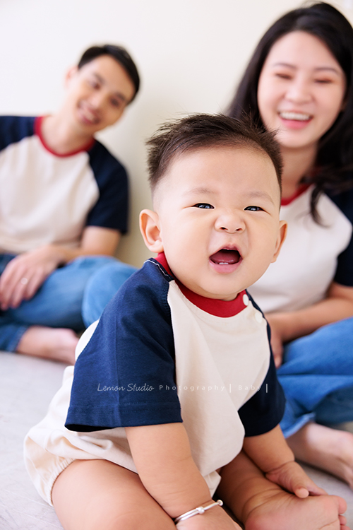 高宇媽麻一家第二次來拍家庭寫真，第一次來時是一家四口，這次來多了兩位媳婦，及兩個超可愛的孫子，這張是一歲的小孫子坐在爸拔媽麻前面，超可愛的個人寶寶寫真照！