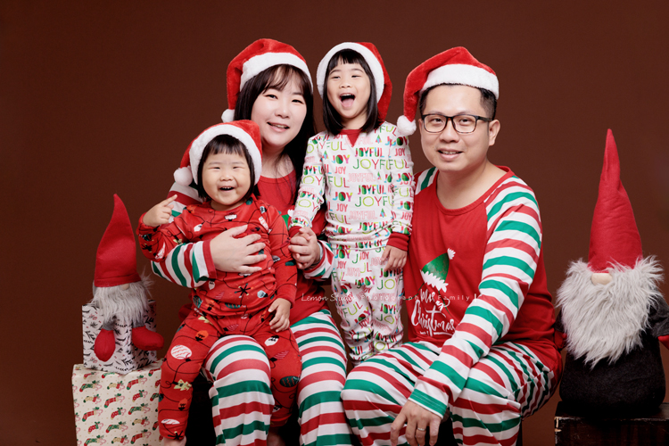 奕超爸拔帶著太太及四歲/兩歲的女兒們來拍照，兩人還特別準備了聖誕節應景的服裝道具，兩個女孩活潑又可愛，這張是四人穿上爸拔媽麻準備的聖誕節服裝一家四口的可愛聖誕全家福寫真合照！