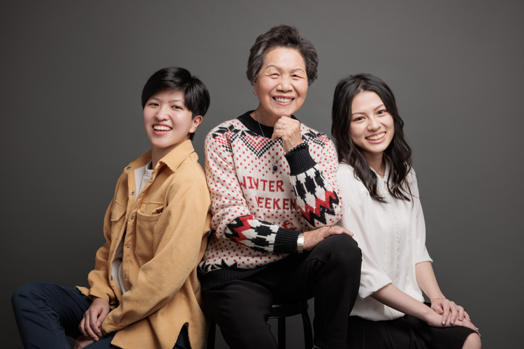 佳樺兄弟姊妹四人帶著爸爸媽媽及孩子們來拍照，這幾年許多人會帶著家裡的長輩來拍照，三代同一天在攝影棚，為了拍照聚在一起，美好的氛圍、開心的互動，這張是奶奶和兩位孫女的可愛合照！